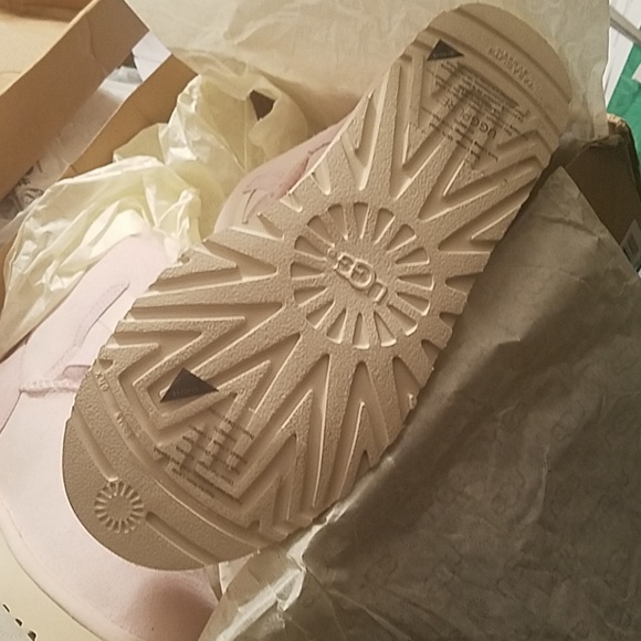 NIB UGG Gita Boots - Picture 4 of 5